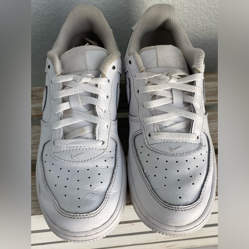 Nike Air Force One Youth Size 2.5Y Triple White Leather Shoes - Picture 4 of 12